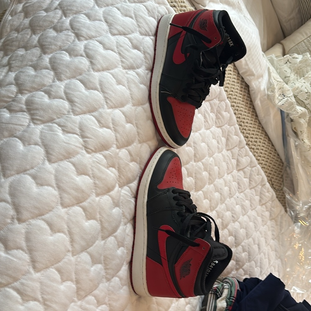 Nike Youth Black and Red Air Jordans Size 6.5 - Picture 3 of 8